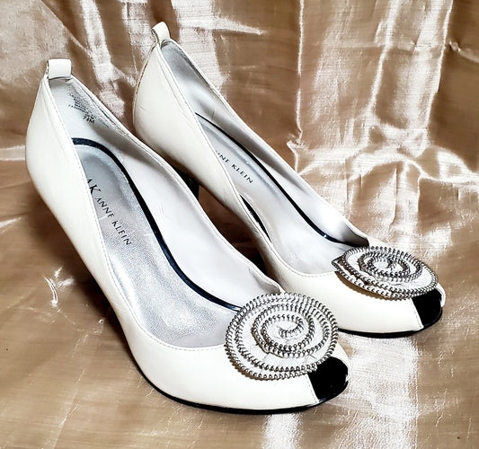ZIP IT!- open toe pumps with zipper flower details