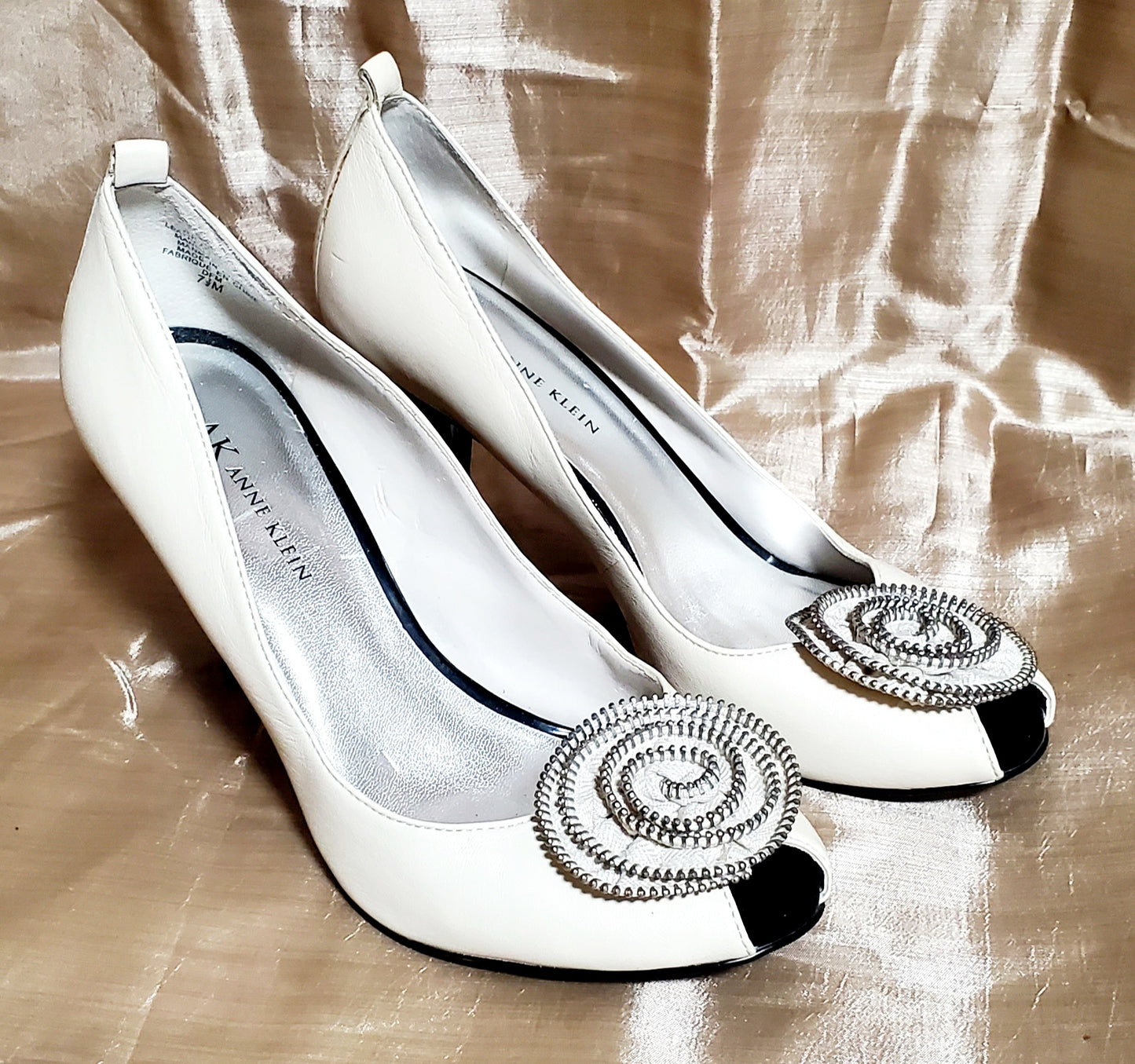 ZIP IT!- open toe pumps with zipper flower details