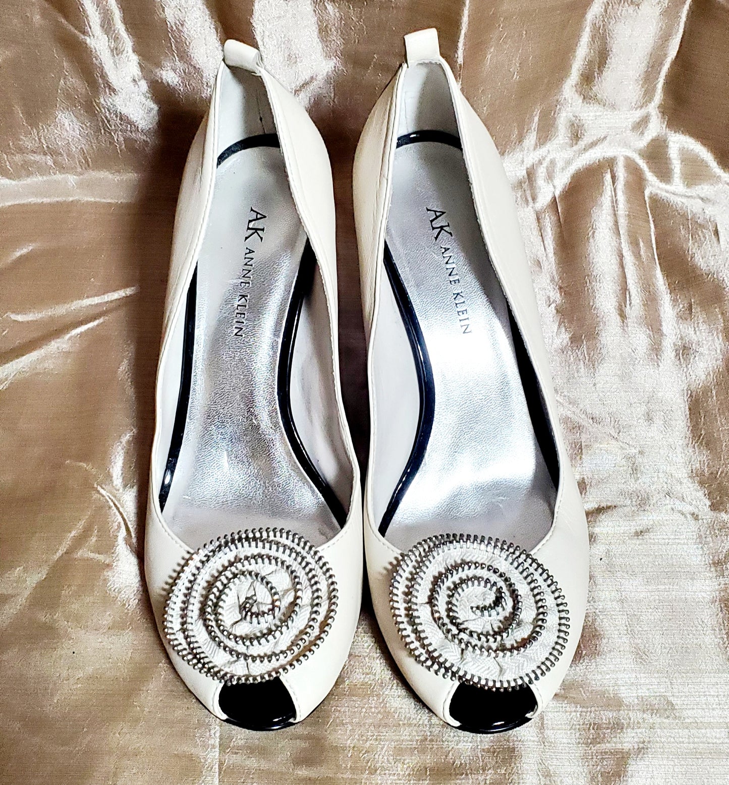 ZIP IT!- open toe pumps with zipper flower details