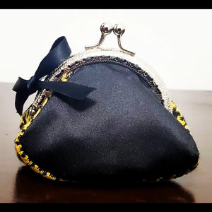 Front view of Yellow and black hounds-tooth kiss clasp coin purse with bow