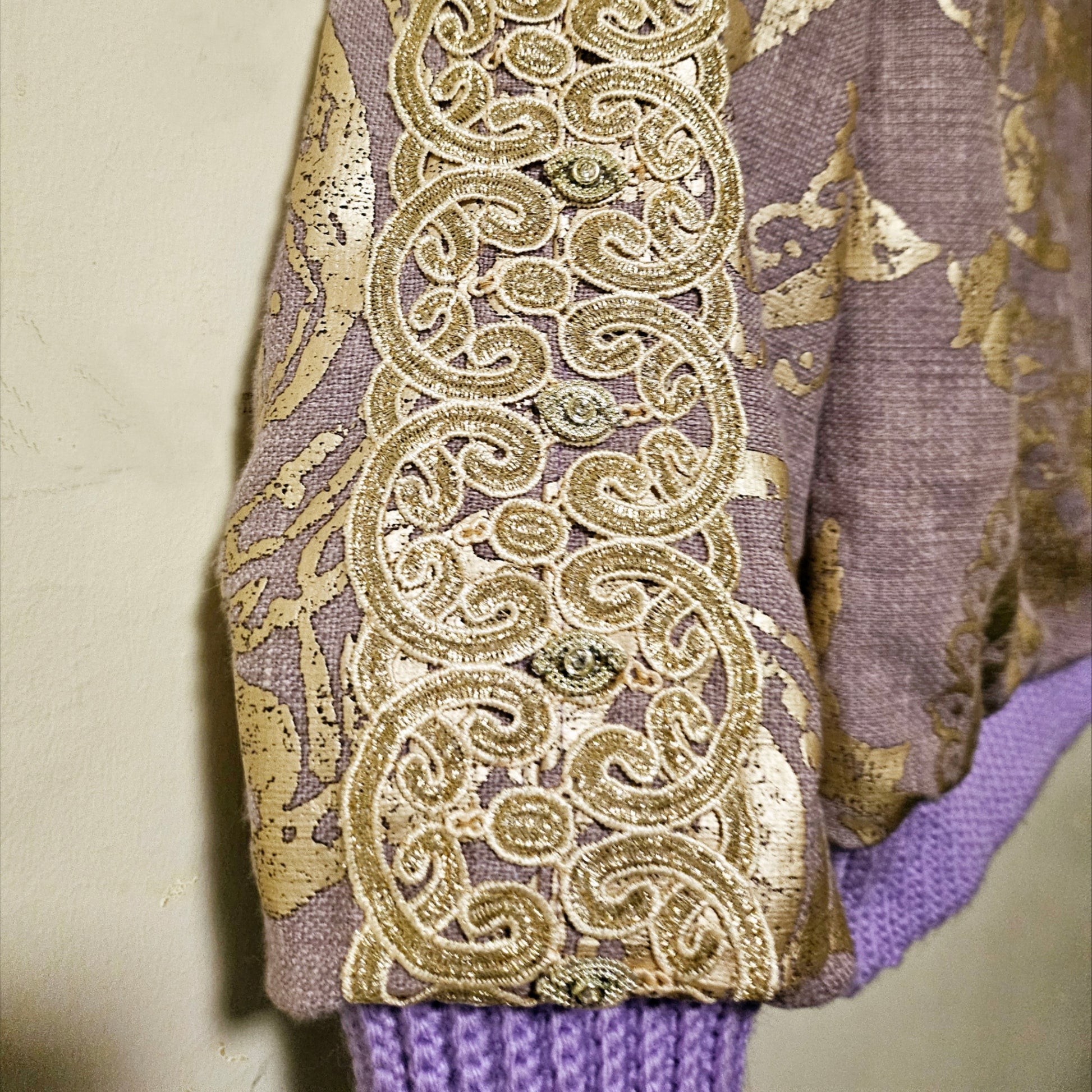 sleeve details view of Lilac linen blend embossed with a golden baroque pattern